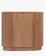 Commode élégante en bois avec coins arrondis, façade nervurée et système d'ouverture-pression pour chambre et salon