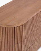 Commode élégante en bois avec coins arrondis, façade nervurée et système d'ouverture-pression pour chambre et salon