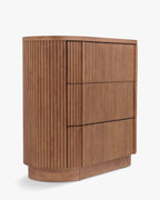 Commode élégante en bois avec coins arrondis, façade nervurée et système d'ouverture-pression pour chambre et salon