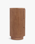 Commode élégante en bois avec coins arrondis, façade nervurée et système d'ouverture-pression pour chambre et salon