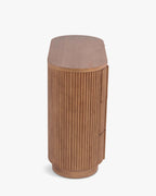 Commode élégante en bois avec coins arrondis, façade nervurée et système d'ouverture-pression pour chambre et salon
