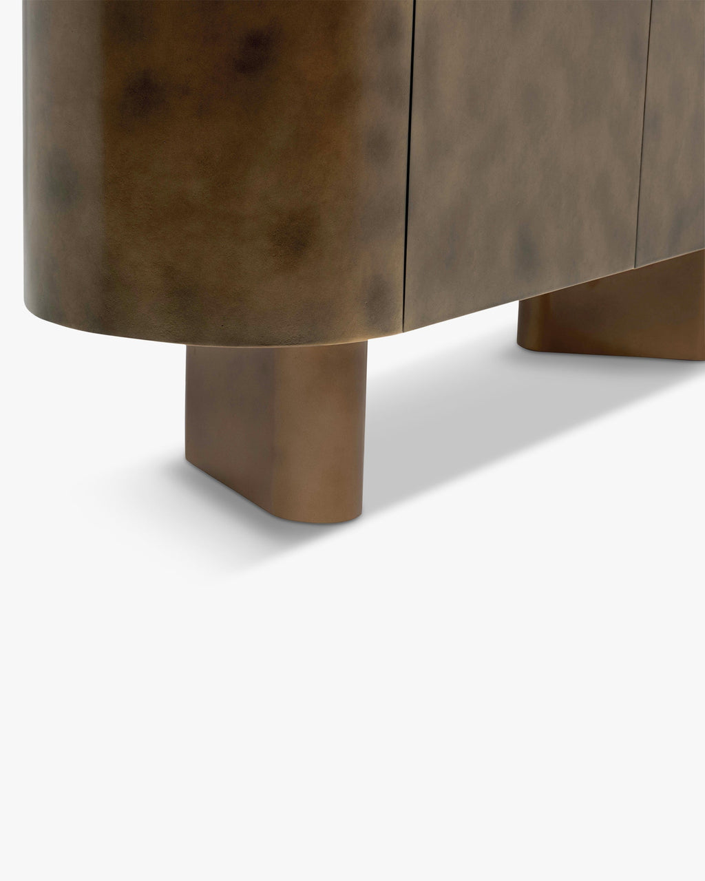 Buffet moderne en laiton au design épuré et à l'élégance contemporaine pour le salon