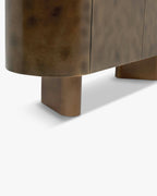 Buffet moderne en laiton au design épuré et à l'élégance contemporaine pour le salon