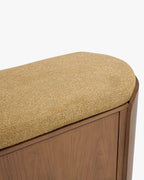 Banc en tissu moderne avec design arrondi et matériaux de qualité pour chambre et entrée