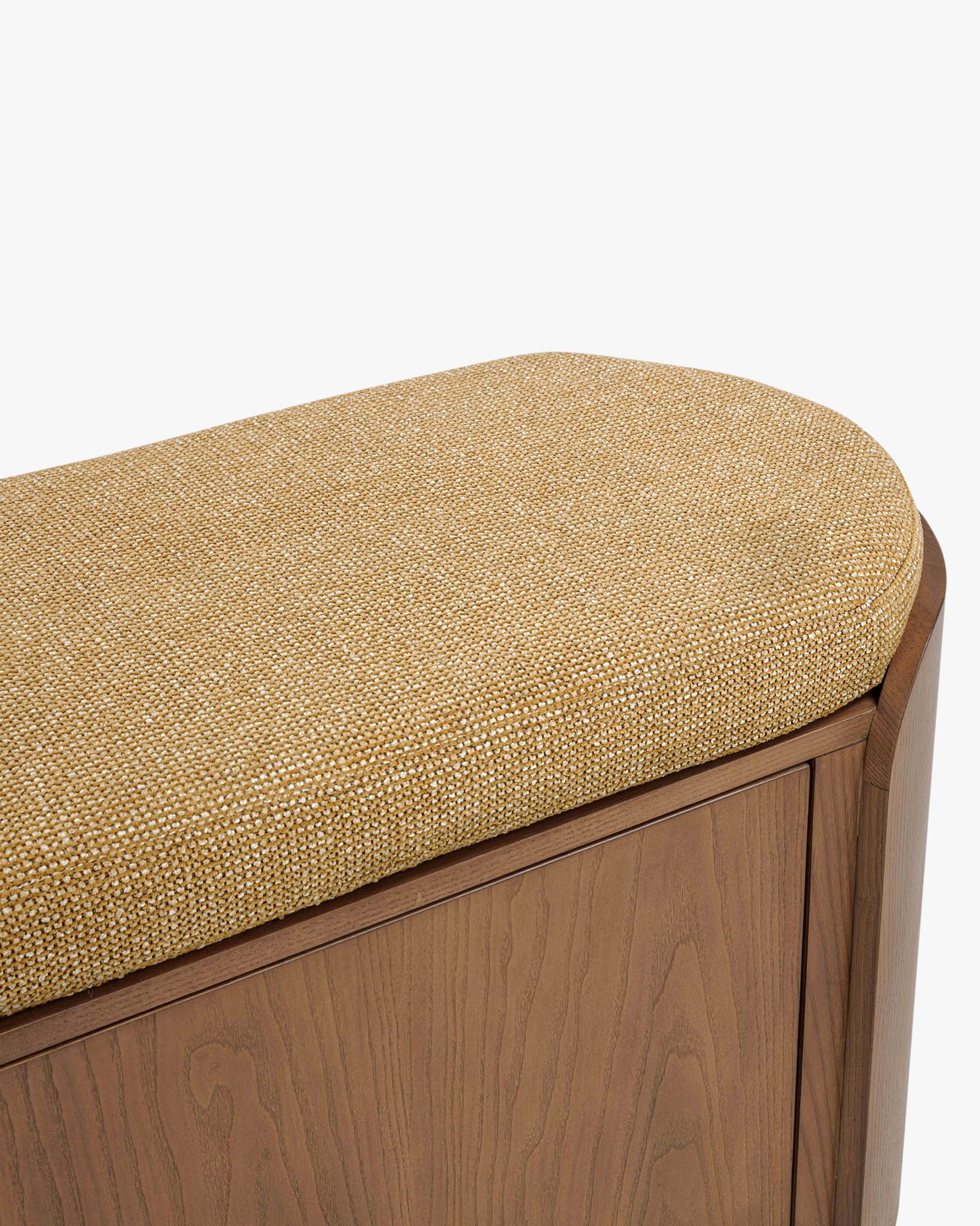 Banc en tissu moderne avec design arrondi et matériaux de qualité pour chambre et entrée
