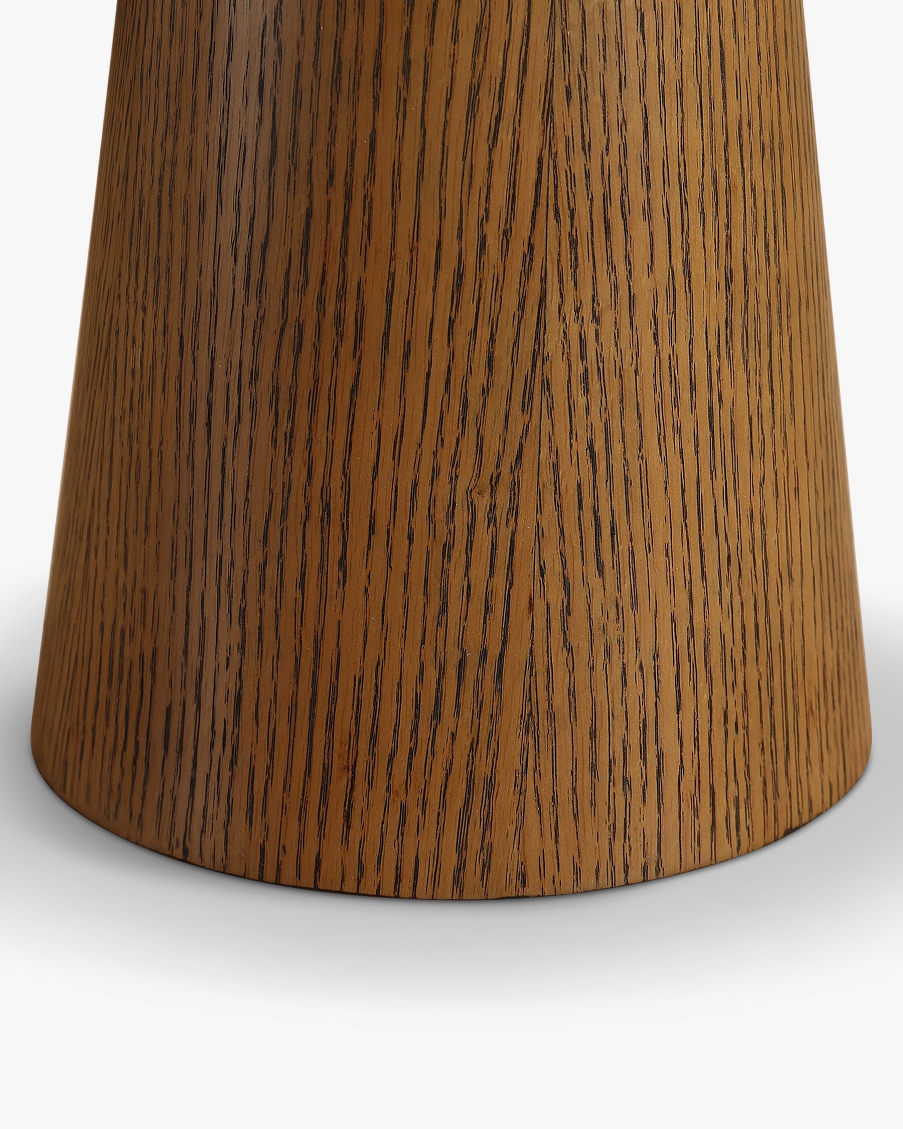 Table d'appoint en chêne massif naturel et marbre/travertin avec sophistication discrète pour salon et chambre