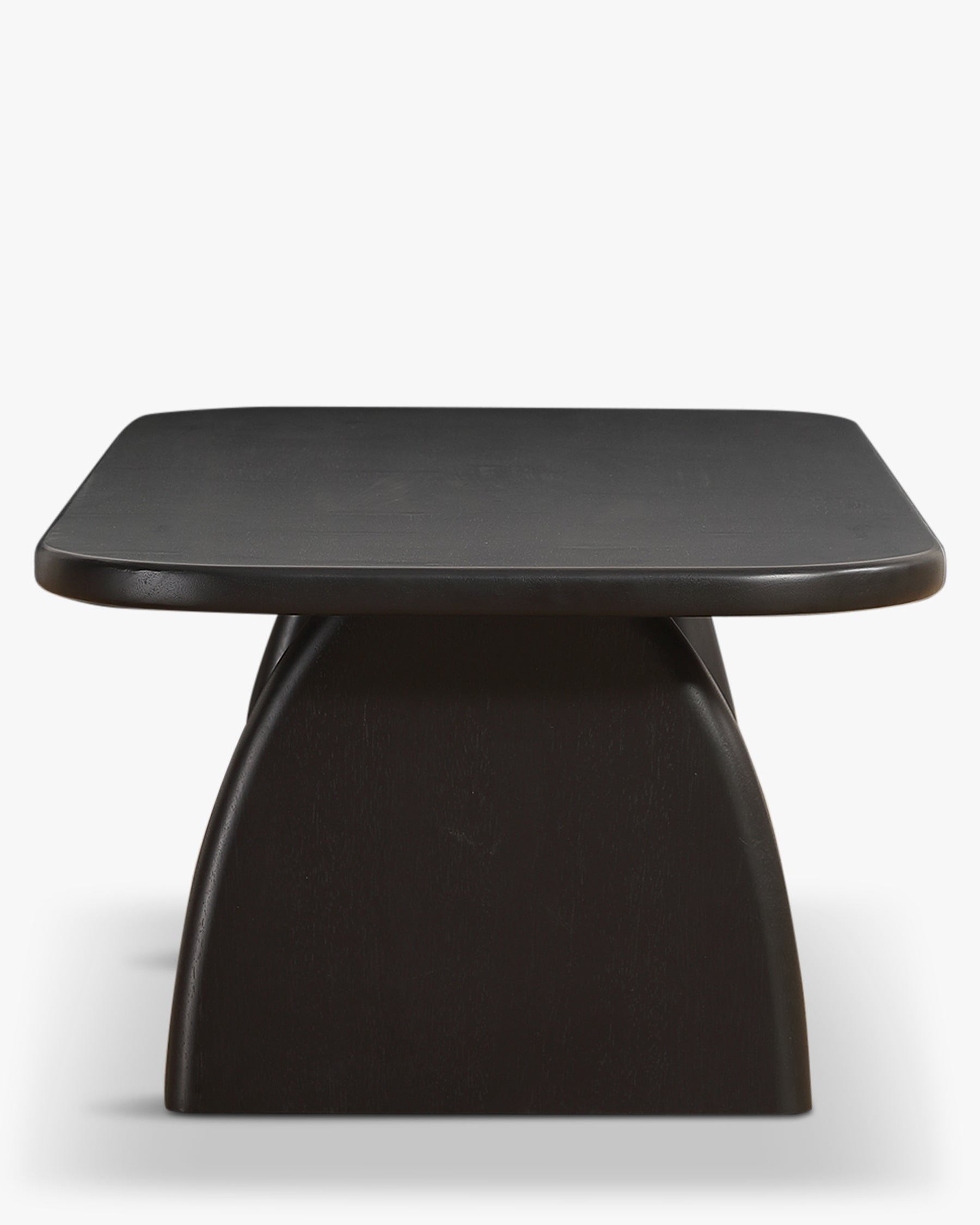 Table basse moderne en bois et métal, design harmonieux, format duo pour salon