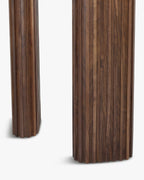 Table à manger extensible contemporaine en bois composite et chêne avec piètement unique et capacité modulaire
