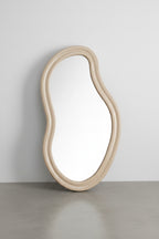 Miroir sur pied en bois naturel peint au look intemporel et à l'installation facile pour chambre et salon