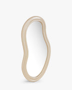 Miroir sur pied en bois naturel peint au look intemporel et à l'installation facile pour chambre et salon