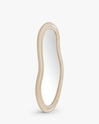 Miroir sur pied en bois naturel peint au look intemporel et à l'installation facile pour chambre et salon