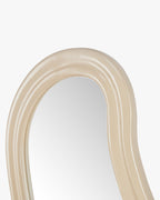 Miroir sur pied en bois naturel peint au look intemporel et à l'installation facile pour chambre et salon