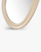 Miroir sur pied en bois naturel peint au look intemporel et à l'installation facile pour chambre et salon
