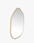 Miroir organique bois/résine avec courbes arrondies et profondeur visuelle pour salon et chambre