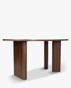 Table de salle à manger contemporaine en bois composite, design fonctionnel et élégant
