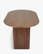 Table de salle à manger contemporaine en bois composite, design fonctionnel et élégant