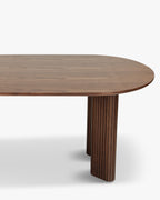 Table de salle à manger contemporaine en bois composite, design fonctionnel et élégant