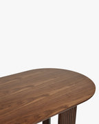 Table de salle à manger contemporaine en bois composite, design fonctionnel et élégant