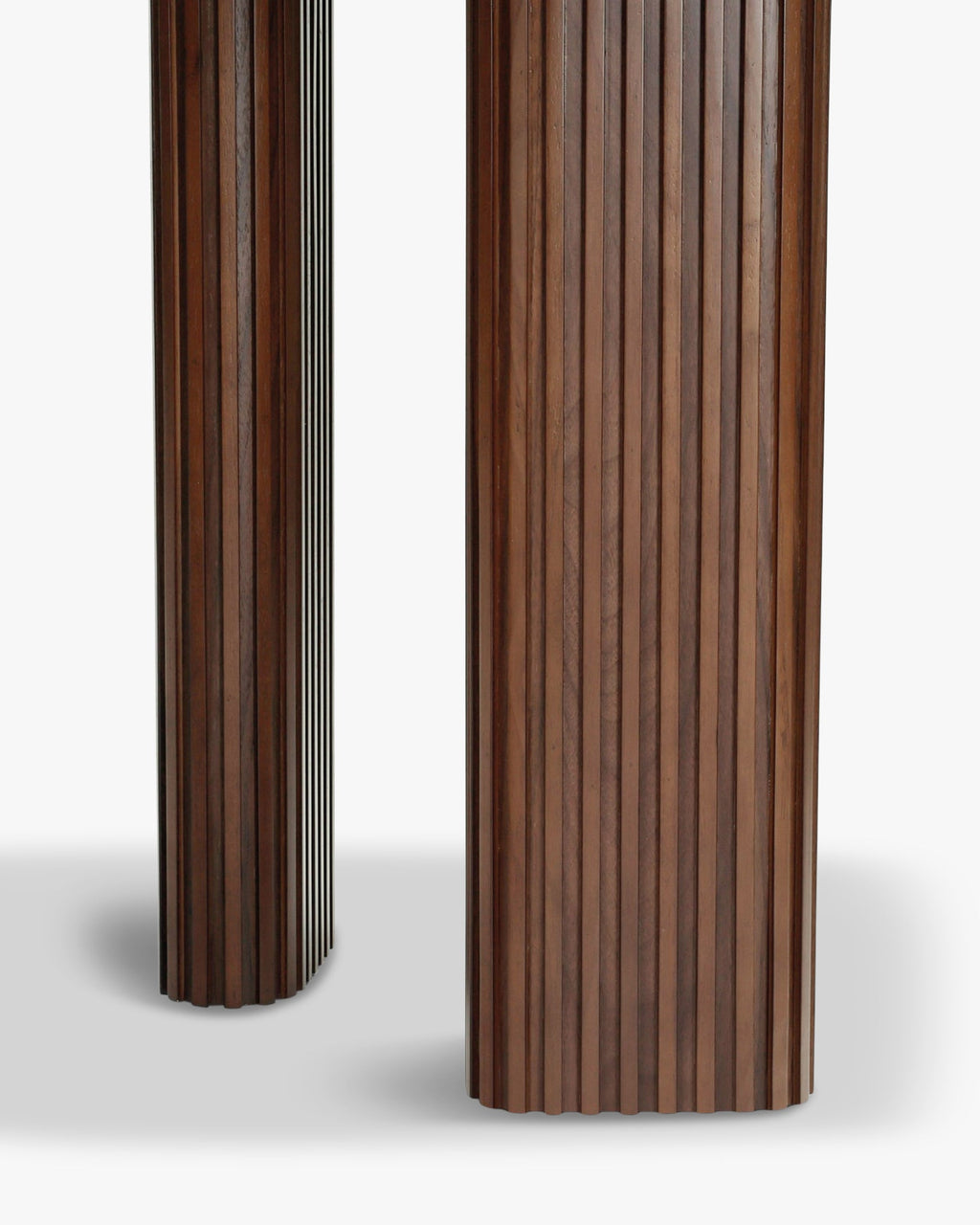 Table de salle à manger contemporaine en bois composite, design fonctionnel et élégant