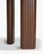 Table de salle à manger contemporaine en bois composite, design fonctionnel et élégant