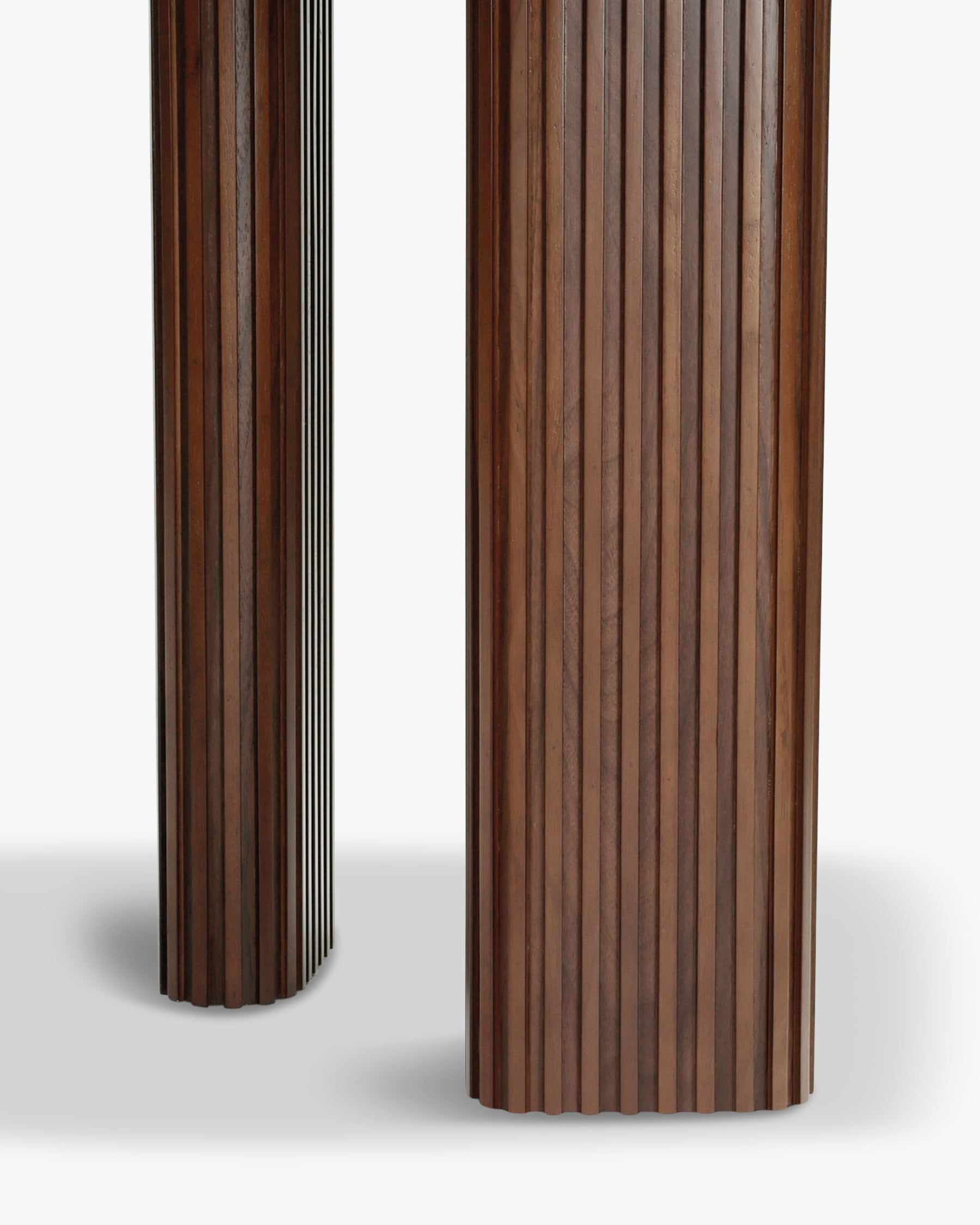 Table de salle à manger contemporaine en bois composite, design fonctionnel et élégant