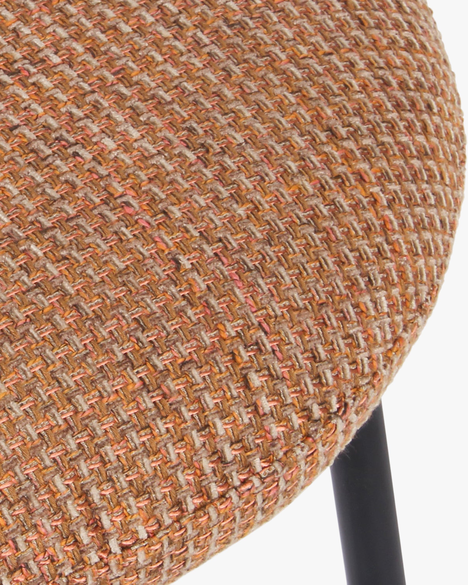 Fauteuil rétro Boucle avec 3 coloris et format polyvalent pour salon et salle à manger