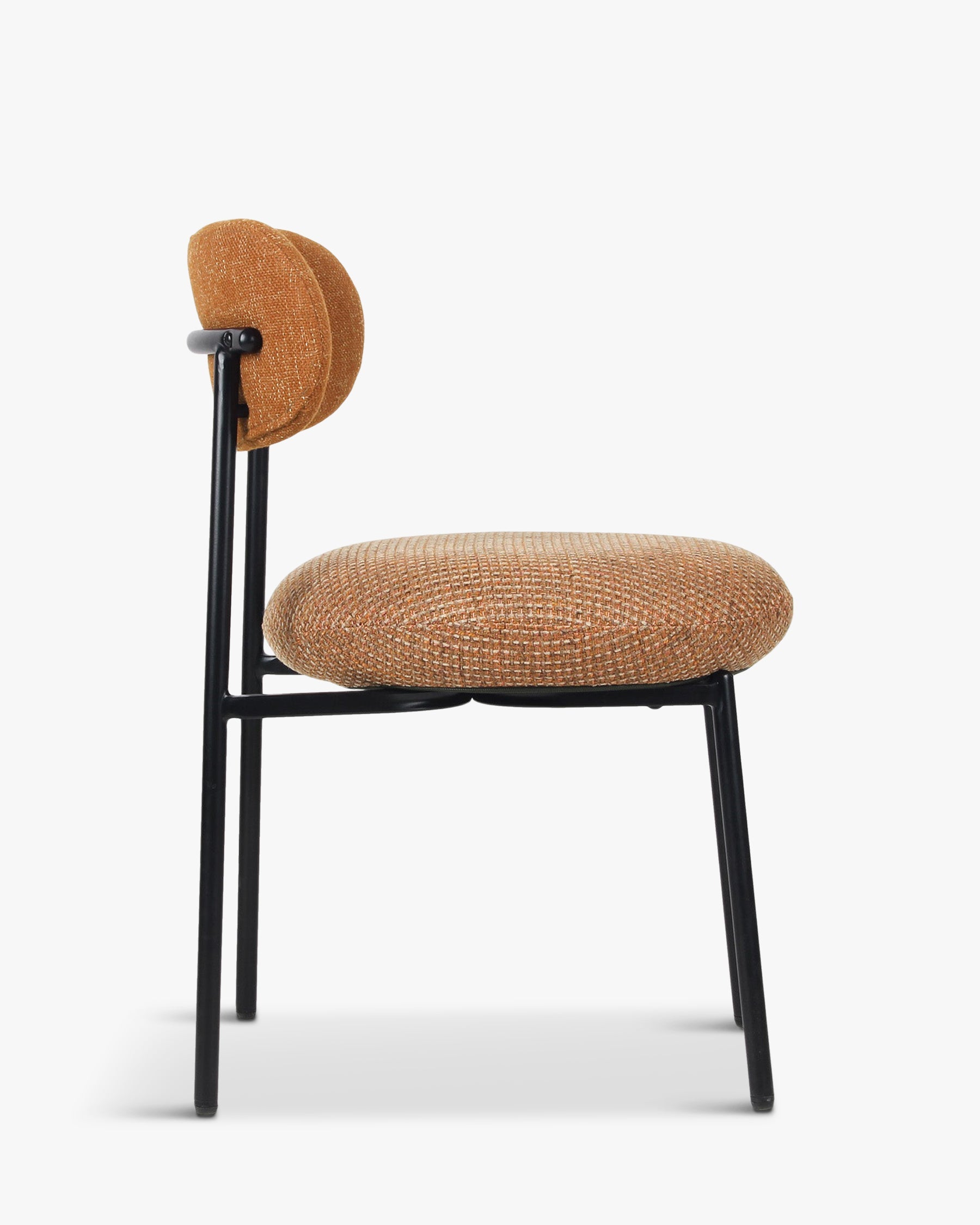 Fauteuil rétro Boucle avec 3 coloris et format polyvalent pour salon et salle à manger
