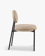 Chaise sculpturale en tissu avec dossier éclaboussé de peinture organique et format compact pour salon et salle à manger