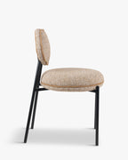 Chaise sculpturale en tissu avec dossier éclaboussé de peinture organique et format compact pour salon et salle à manger