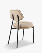 Chaise sculpturale en tissu avec dossier éclaboussé de peinture organique et format compact pour salon et salle à manger