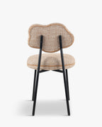 Chaise sculpturale en tissu avec dossier éclaboussé de peinture organique et format compact pour salon et salle à manger