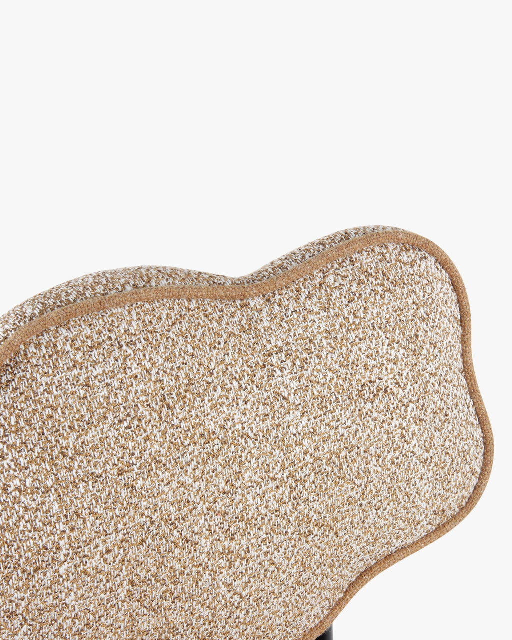 Chaise sculpturale en tissu avec dossier éclaboussé de peinture organique et format compact pour salon et salle à manger