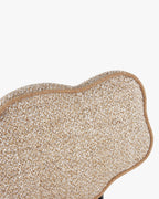 Chaise sculpturale en tissu avec dossier éclaboussé de peinture organique et format compact pour salon et salle à manger