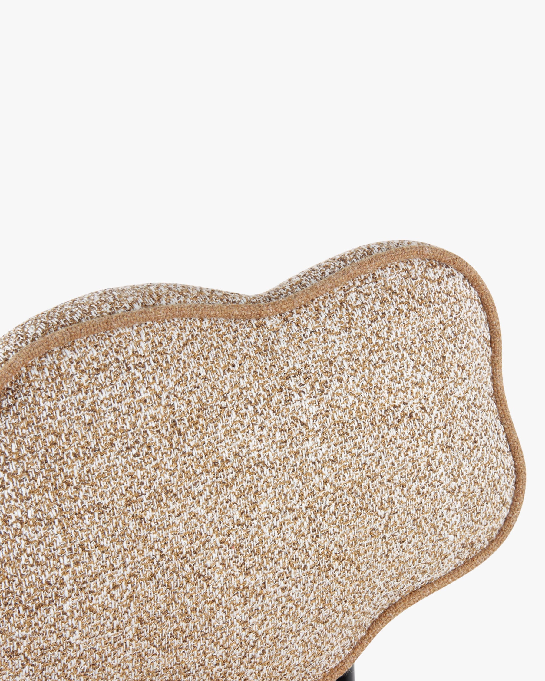 Chaise sculpturale en tissu avec dossier éclaboussé de peinture organique et format compact pour salon et salle à manger