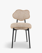 Chaise sculpturale en tissu avec dossier éclaboussé de peinture organique et format compact pour salon et salle à manger