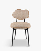 Chaise sculpturale en tissu avec dossier éclaboussé de peinture organique et format compact pour salon et salle à manger
