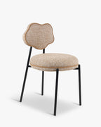 Chaise sculpturale en tissu avec dossier éclaboussé de peinture organique et format compact pour salon et salle à manger