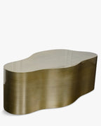 Table basse tendance en métal/verre au design inspiré de la mode et au look graphique pour le salon