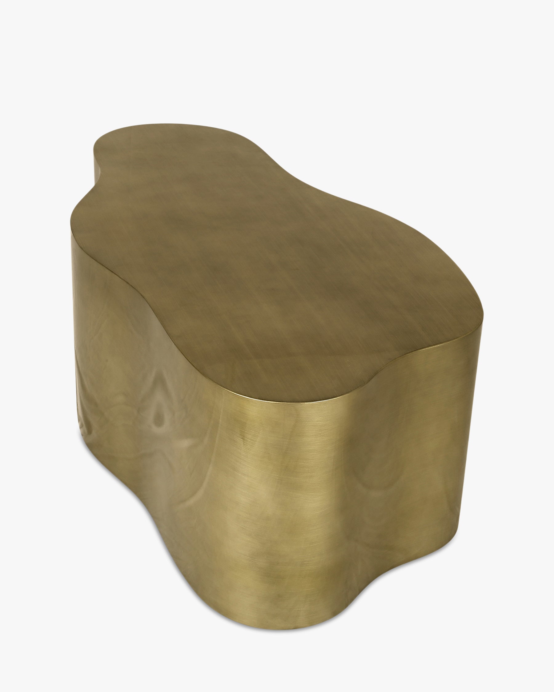 Table basse tendance en métal/verre au design inspiré de la mode et au look graphique pour le salon
