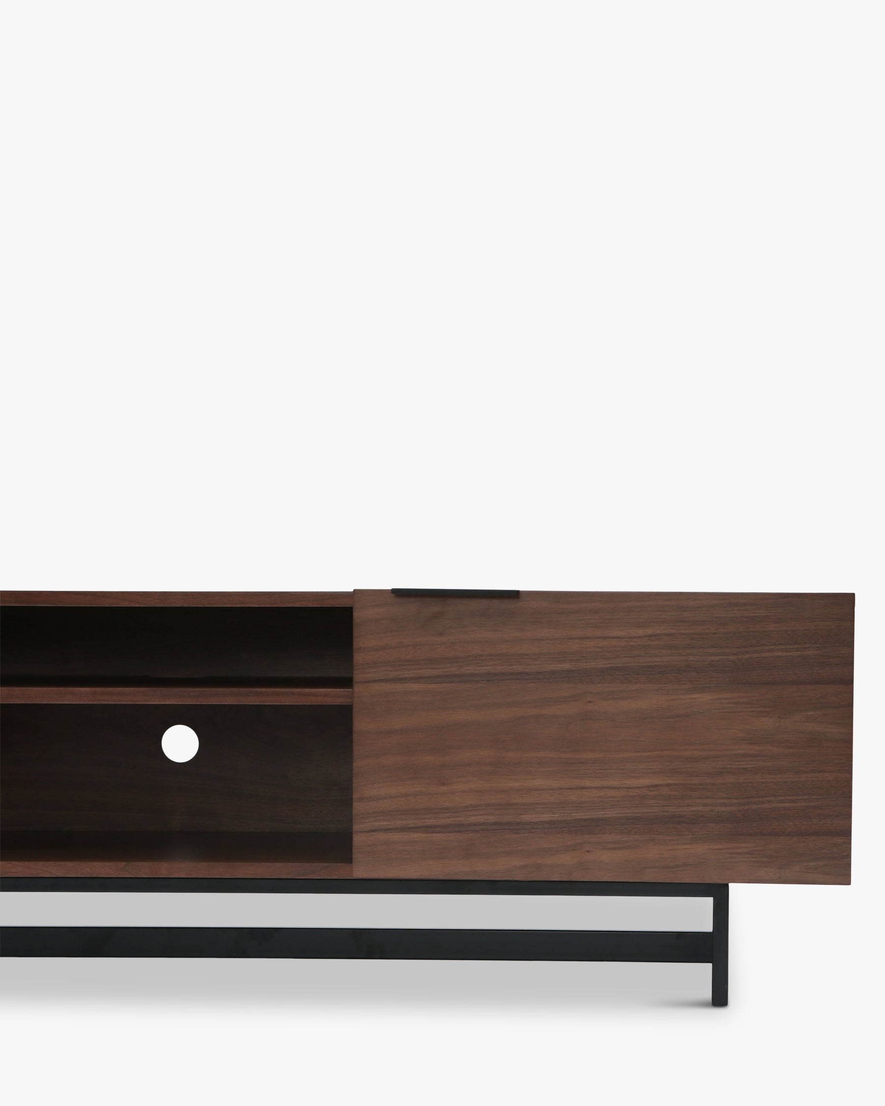 Meuble TV en bois rétro années 60 avec lignes graphiques et praticité pour le salon
