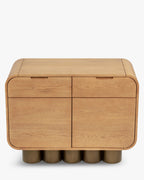 Buffet rétro en bois clair et bronze avec coins arrondis et pieds cylindriques pour salon
