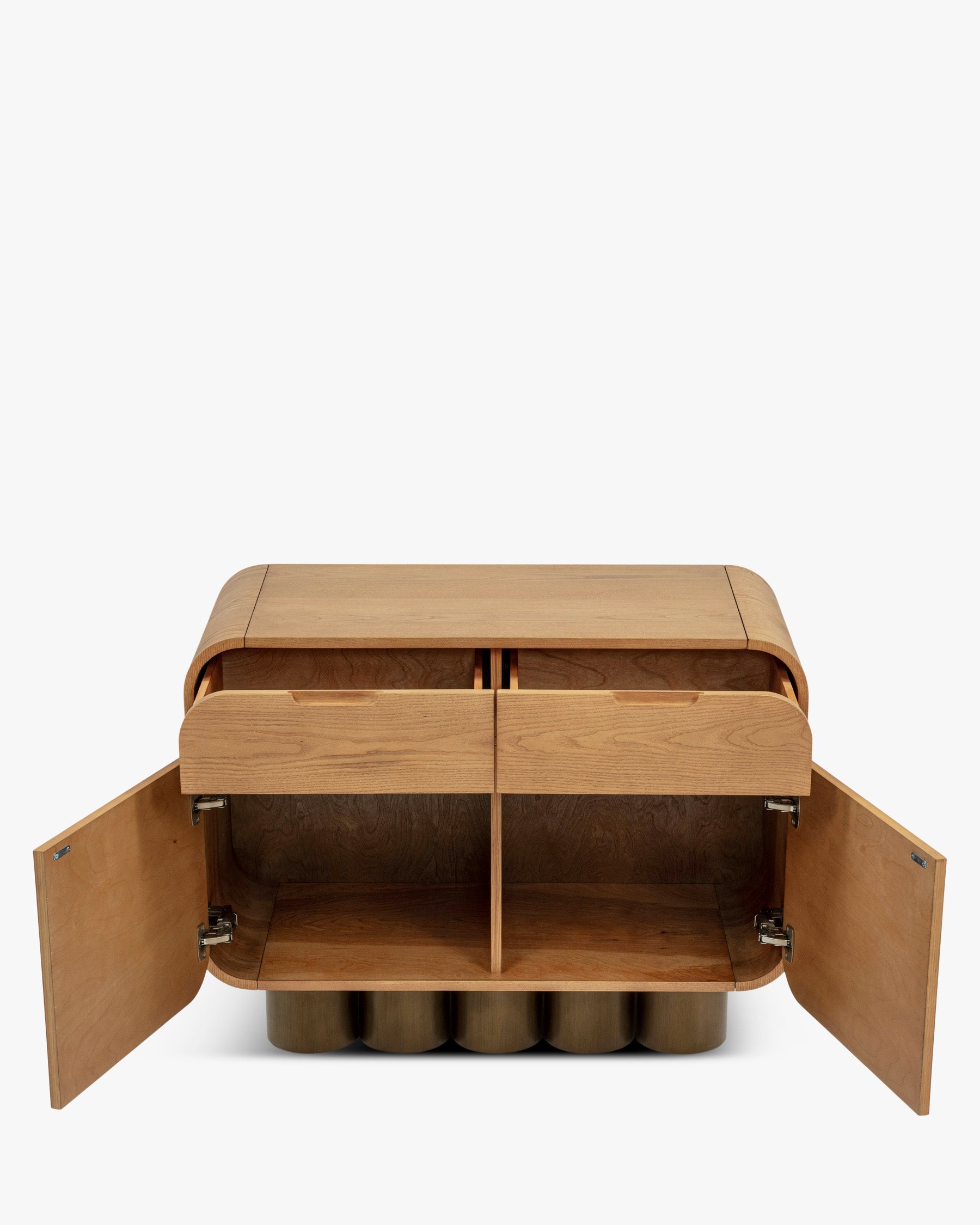 Buffet rétro en bois clair et bronze avec coins arrondis et pieds cylindriques pour salon