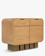 Buffet rétro en bois clair et bronze avec coins arrondis et pieds cylindriques pour salon