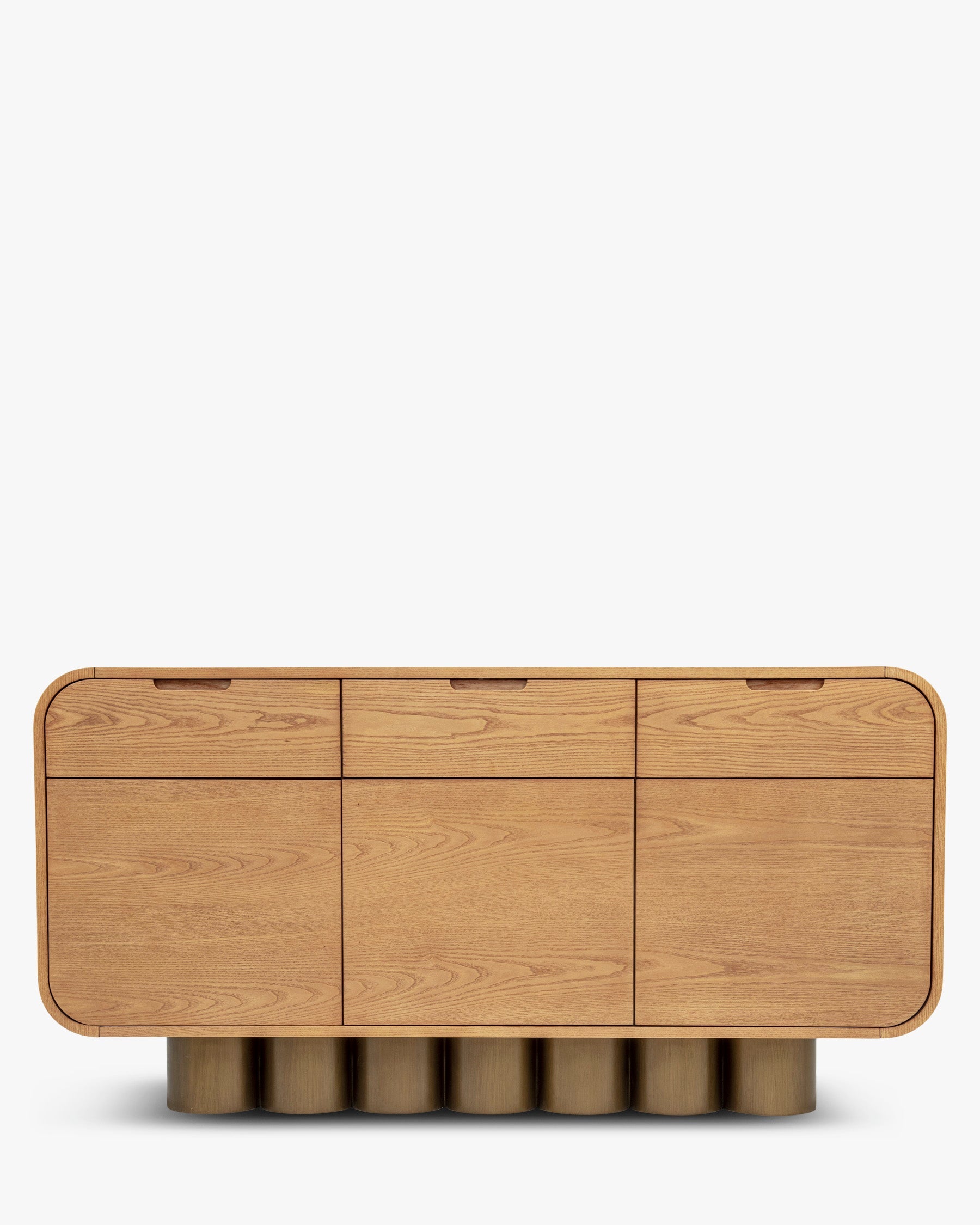 Buffet rétro en bois clair et bronze avec coins arrondis et pieds cylindriques pour salon