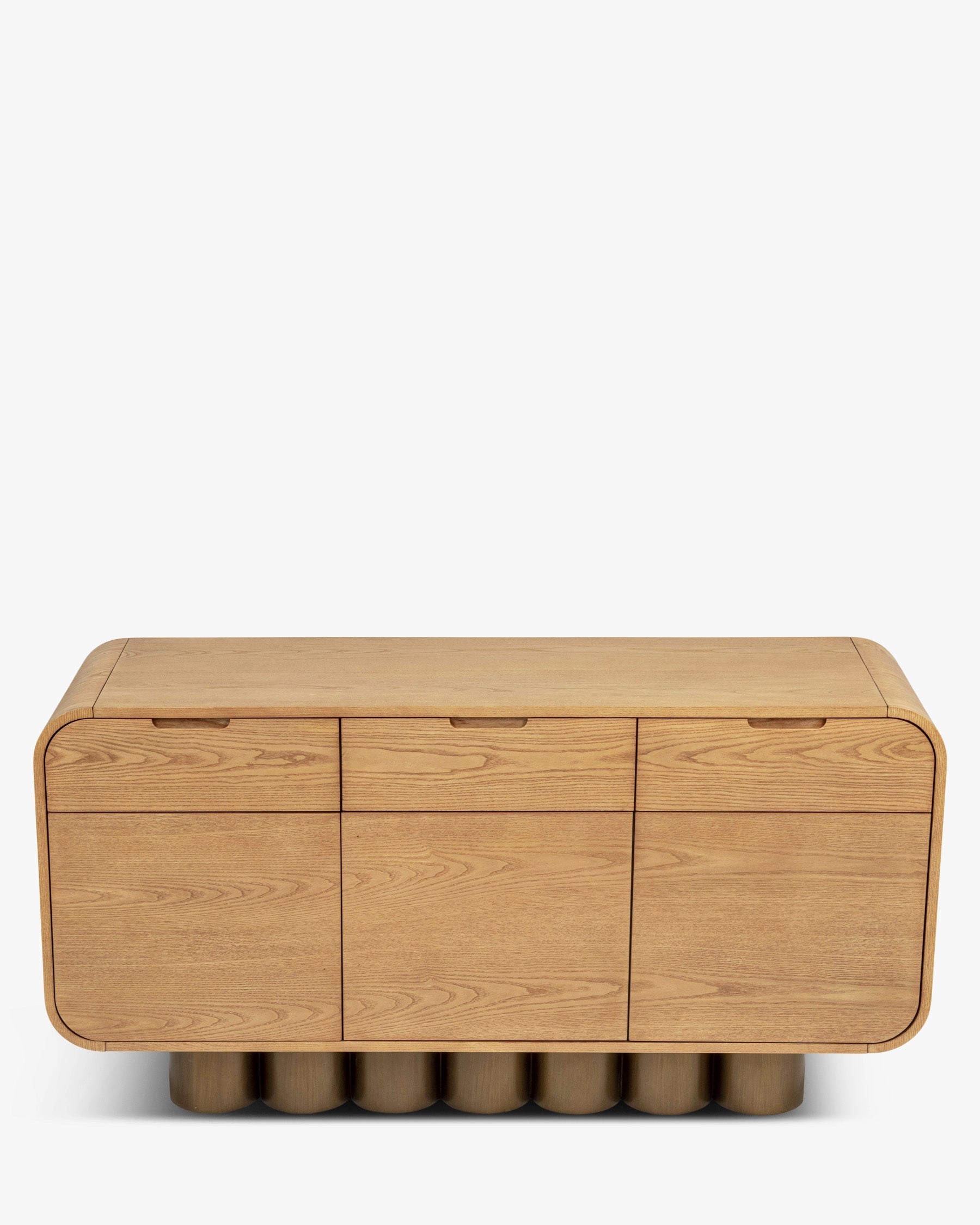 Buffet rétro en bois clair et bronze avec coins arrondis et pieds cylindriques pour salon