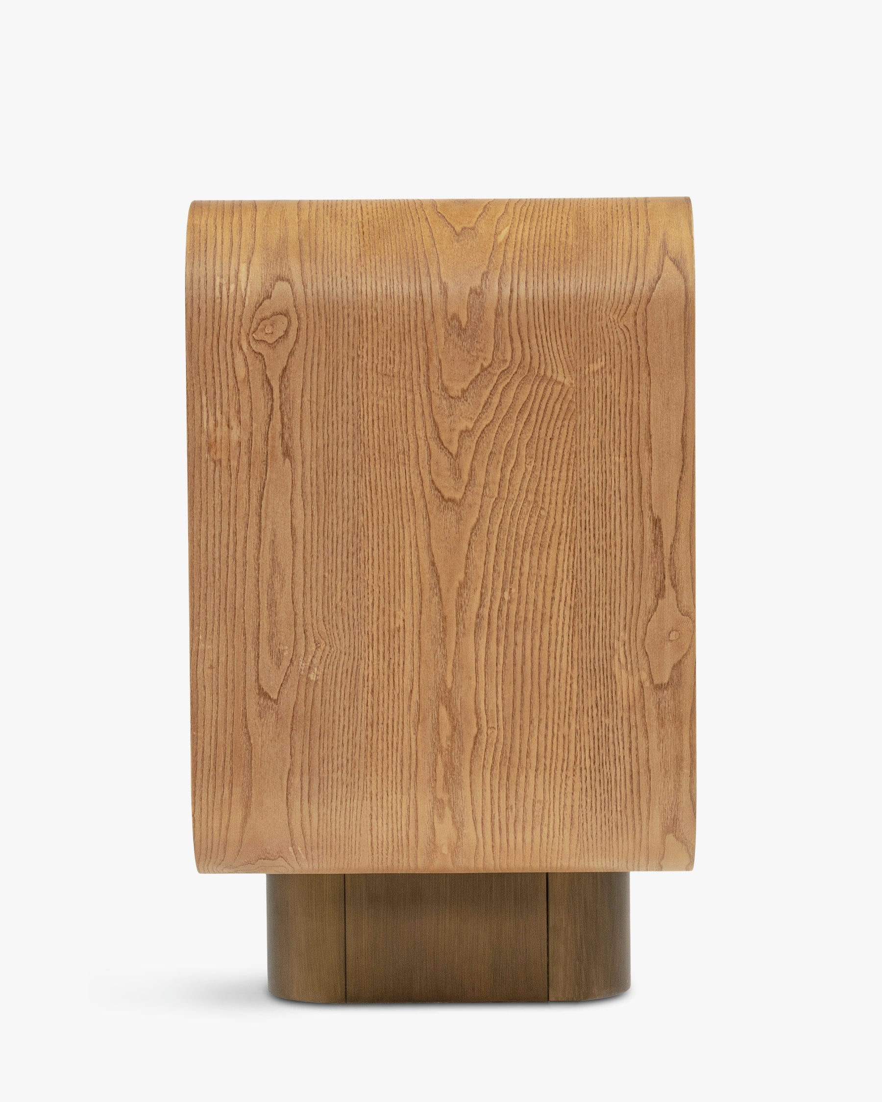 Buffet rétro en bois clair et bronze avec coins arrondis et pieds cylindriques pour salon