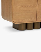 Buffet rétro en bois clair et bronze avec coins arrondis et pieds cylindriques pour salon
