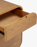 Buffet rétro en bois clair et bronze avec coins arrondis et pieds cylindriques pour salon