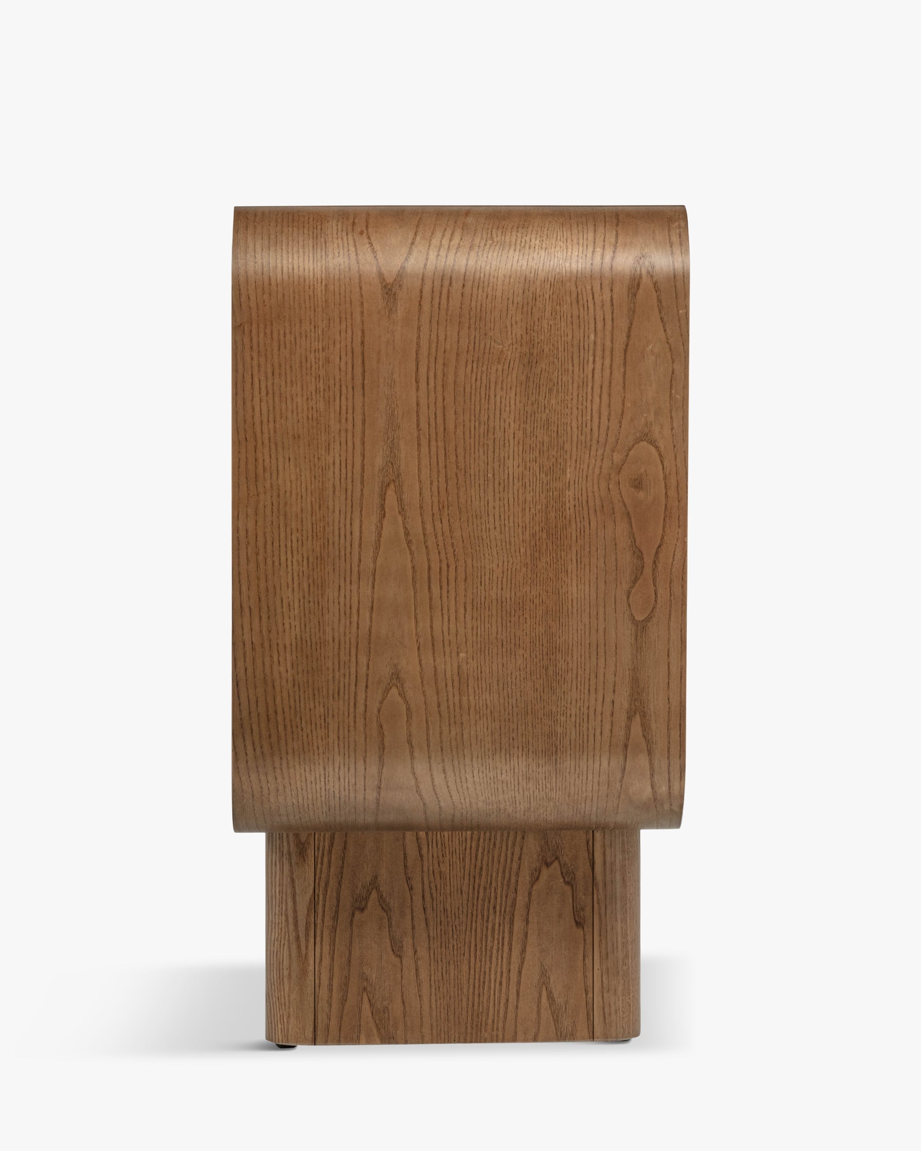 Bahut en bois minimaliste avec authenticité naturelle et luminosité pour salon