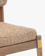 Chaise en tweed artisanal et frêne massif avec détails en laiton et utilisation polyvalente salon, bureau et professionnel
